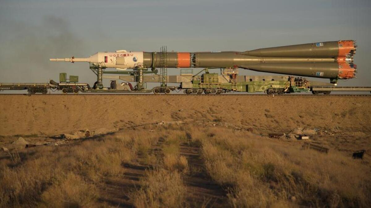 El cohete Soyuz se traslada en tren hacia la plataforma de lanzamiento, el martes 9 de octubre, en el Cosmódromo de Baikonur en Kazajstán. La nueva misión Soyuz a la Estación Espacial Internacional (ISS) está programada para el jueves 11 de octubre, con el astronauta estadounidense Nick Hague y el cosmonauta ruso Alexey Ovchinin.