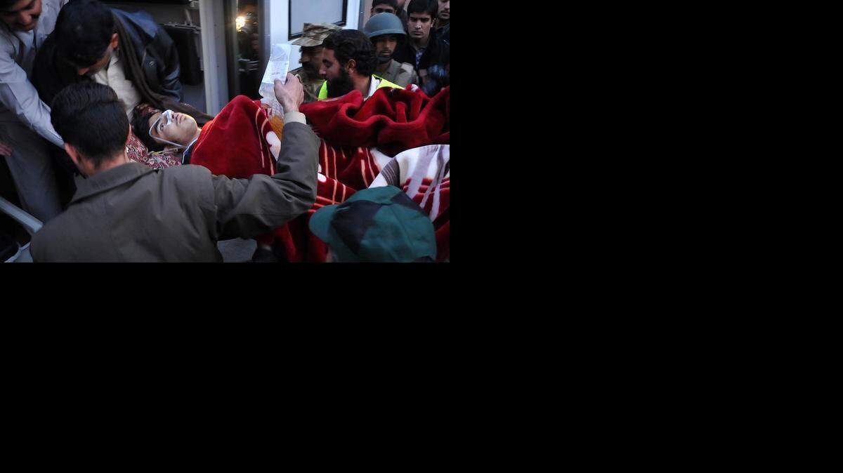 
Un estudiante paquistaní es trasladado al hospital luego del ataque perpetrado el martes por seis talibanes en una escuela en Peshawar. 


