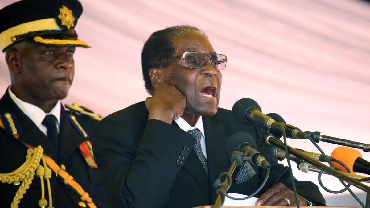Fotografía de archivo tomada el 1 de noviembre de 2017 que muestra al presidente de Zimbabue, Robert Mugabe, en Harare (Zimbabue).