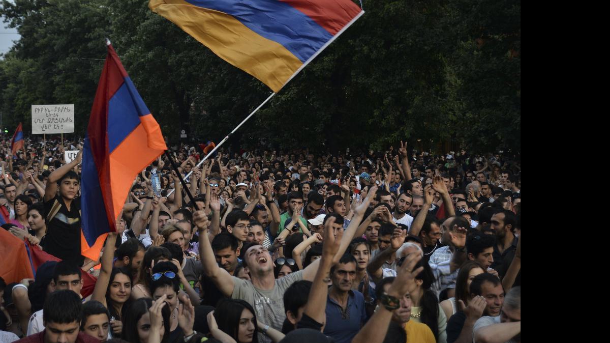 
En la noche del domingo, unos 8,000 manifestantes seguían en la principal arteria de la ciudad, la avenida Bagramian, desafiando a las fuerzas del orden.


