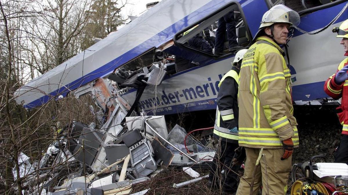 Miembros de los servicios de emergencia trabajan en el lugar donde se ha producido el choque de dos trenes en Bad Aibling (Alemania) hoy, 9 de febrero de 2016.Al menos ocho personas murieron y alrededor de 150 resultaron heridas, más de 50 de ellas de gravedad, en un choque frontal esta mañana de dos trenes de cercanías en el sur de Alemania, informó la policía bávara.