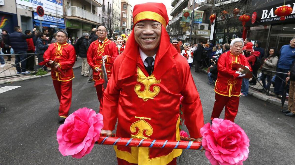 Más de 800 participantes celebran, en un pasacalles por las calles del distrito de Usera de Madrid, la llegada del "año del mono", el noveno de los doce animales del zodiaco chino, al que saludan dragones, leones, tambores y abanicos.