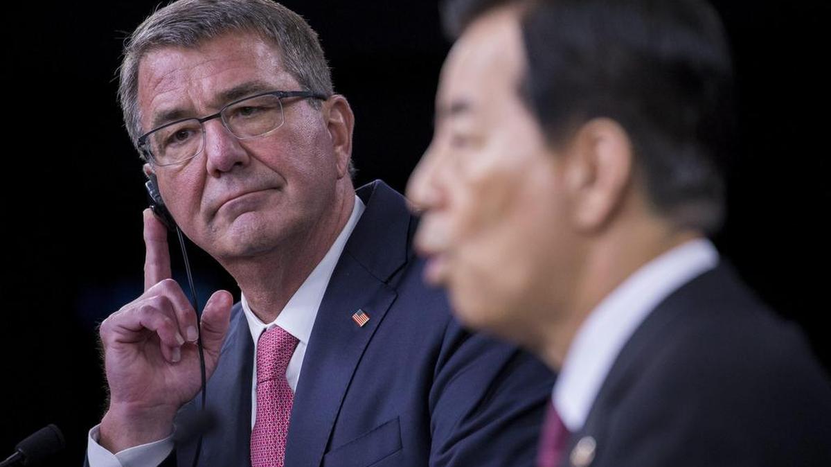 El secretario de Defensa de Estados Unidos, Ashton Carter (i), ofrece una rueda de prensa conjunta con su homólogo surcoreano, Han Min-koo (d), tras el encuentro que mantuvieron en el Pentágono en Arlington, Virginia, hoy, 20 de octubre de 2016.