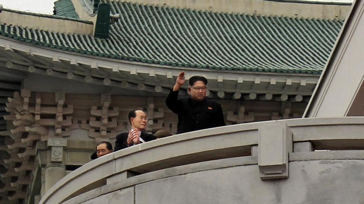 El líder de Corea del Norte, Kim Jong-un, saluda desde el balcón del Gran Palacio de Estudios del Pueblo de Pyongyang, acompañado del presidente de la Asamblea Suprema del Pueblo, Kim Yong-nam (i), durante un espectacular desfile de masas en la plaza Kim Il-sung de la capital, al cierre de un histórico Congreso del Partido de los Trabajadores, el primero que se celebra en 36 años.