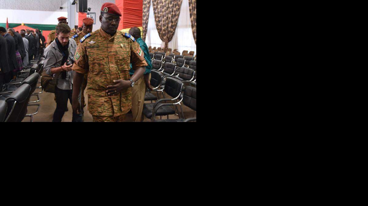 
El nuevo hombre fuerte de Burkina Faso, teniente coronel Isaac Zida, prometió el lunes una transición “en el marco constitucional”, 
