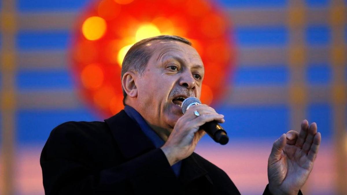 El presidente turco, Recep Tayyip Erdogan, interviene durante una concentración el 17 de abril de 2017, después de la victoria del referéndum en el Palacio Presidencial de Ankara (Turquía). Según medio locales, Erdogan ganó por una estrecha ventaja del voto "sí" en los resultados no oficiales de dicho referendo. La reforma propuesta, aprobada por el parlamento turco el 21 de enero, cambiaría el sistema parlamentario de gobernación del país en uno presidencial, por lo que la oposición reaccionó argumentando que dicha medida solo le otorgaría "más poder" a Erdogan.