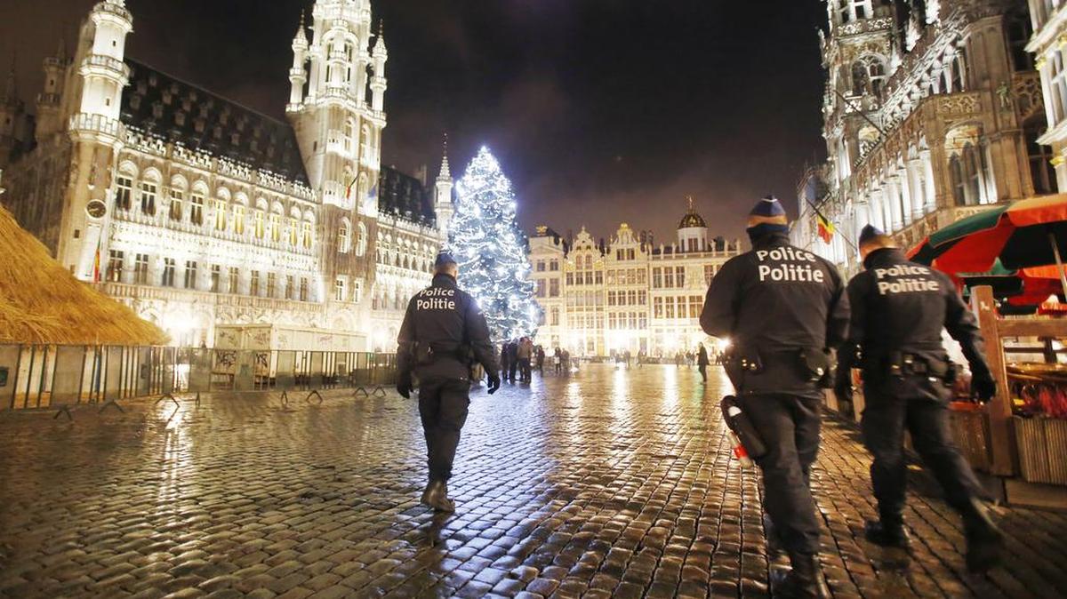 Agentes belgas patrullan un área del downtown de Bruselas, en medio de la medida de alerta máxima emitida por el gobierno del país.