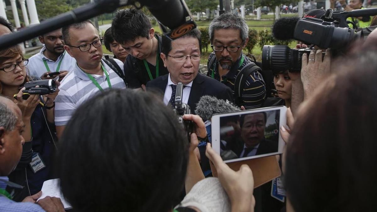 Gooi Soon Seng (c), abogado de la acusada indonesia Siti Aisyah, atiende a la prensa ante el tribunal en Sepang (Malasia) hoy, 1 de marzo de 2017. Un juez de Malasia imputó hoy con cargos de asesinato a las dos mujeres acusadas de causar la muerte el mes pasado del hermano del líder de Corea del Norte, Kim Jong-nam, tras frotarle la cara con el agente nervioso VX.