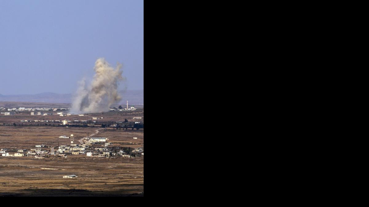 <cutline_leadin>Combatientes rebeldes</cutline_leadin> sirios avanzaron en la provincia de Quneitra, en la parte del Golán controlada por Siria, donde los muertos llegaron a 43, según ONG.