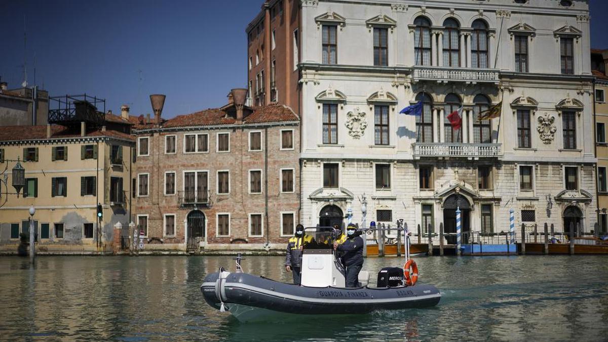 La policía financiera patrulla el Canal Grande en Venecia, el 6 de abril de; 2020.