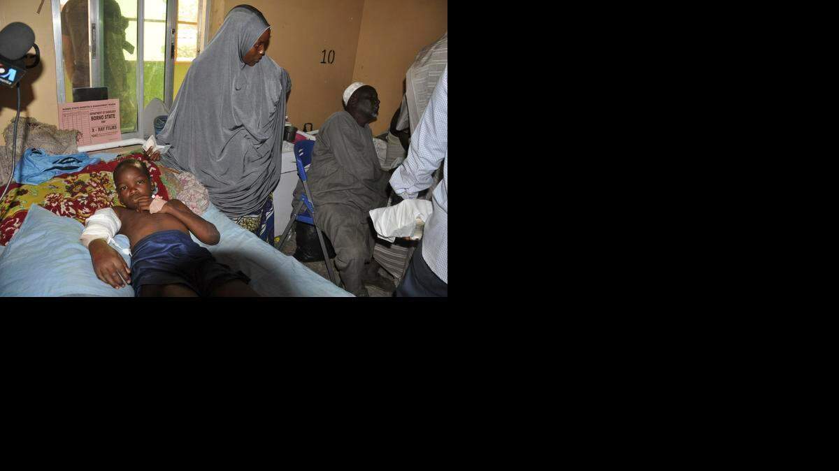 
Un niño, víctima de un ataque suicida con bomba en Nigeria, recibe tratamiento en un hospital en la región de Maiduguri.


