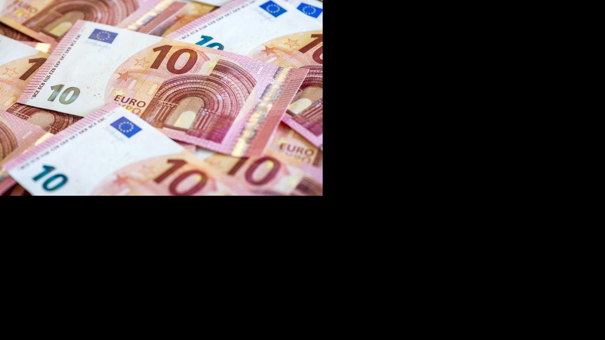 
Vista de algunos de los nuevos billetes de diez euros en la sede del Banco de Holanda en Ámsterdam, Holanda. Foto de archivo.
