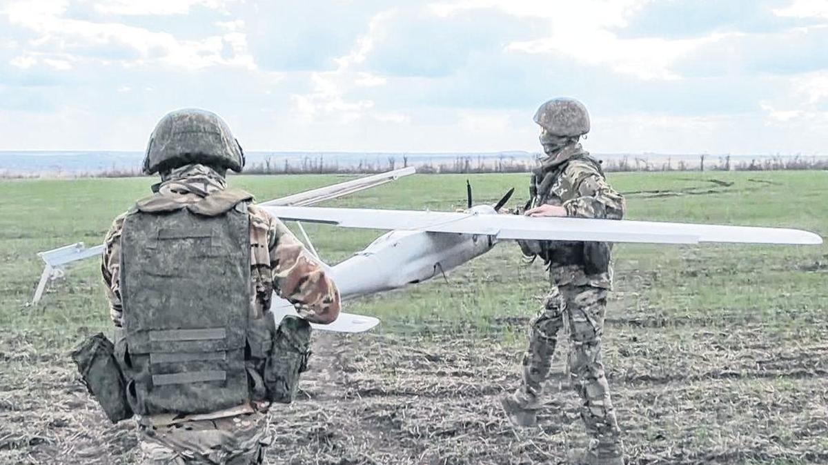 En esta captura de pantalla de vídeo se ven militares de Infantería Naval de la Flota del Pacífico del Ejército Ruso que utilizan un dron Orlan para observar las posiciones de las Fuerzas Armadas de Ucrania en las cercanías de Ugledar el 23 de abril.