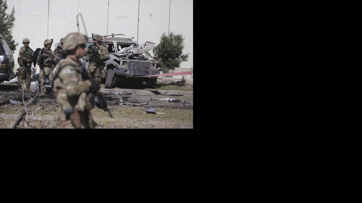 <cutline_leadin>Soldados estadounidenses</cutline_leadin> vigilan donde se ha producido un ataque en Kabul, Afganistán, este martes.<252><137>Cuatro militares de las fuerzas de la OTAN en Afganistán (ISAF) murieron y otras 13 personas resultaron heridas en dos ataques cometidos en el país asiático, informaron hoy fuentes oficiales. EFE/Jawad Jalali<252><137>