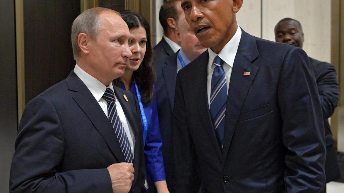 El presidente ruso, Vladímir Putin (i), y su homólogo estadounidense, Barack Obama, conversan durante una reunión celebrada en los márgenes de la cumbre del G20 en Hangzhou, este de China, hoy, 5 de septiembre de 2016.