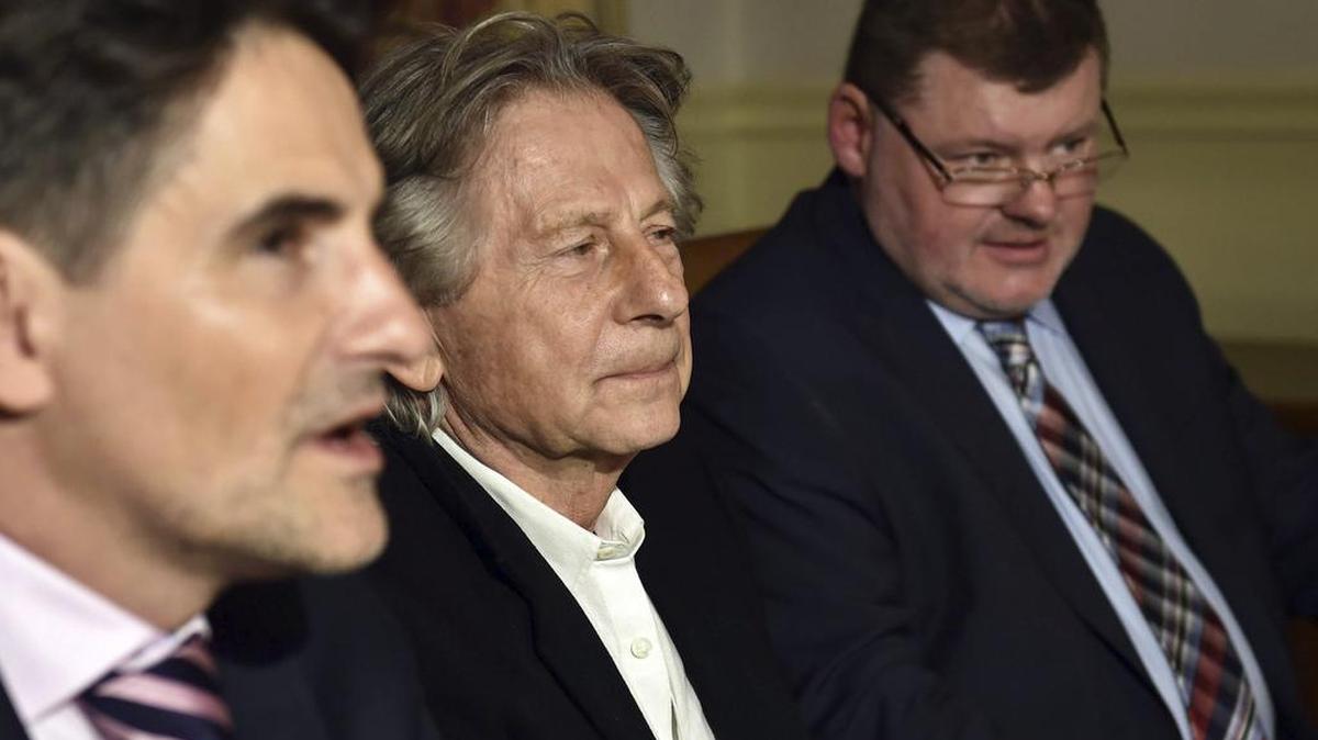 El director polaco Roman Polanski (cen.) y sus abogados durante una rueda de prensa celebrada en Cracovia, Polonia. Foto de archivo