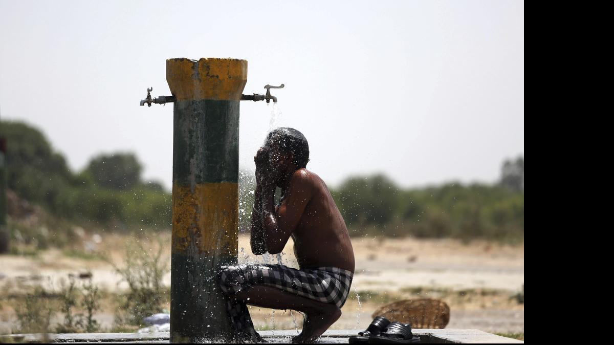 
Un trabajador indio se refresca bajo un grifo una calurosa tarde en Amritsar, India, el martes. La tasa de muertes por el calor extremo en el sur de la India superó los 800, según anunciaron fuentes oficiales.
