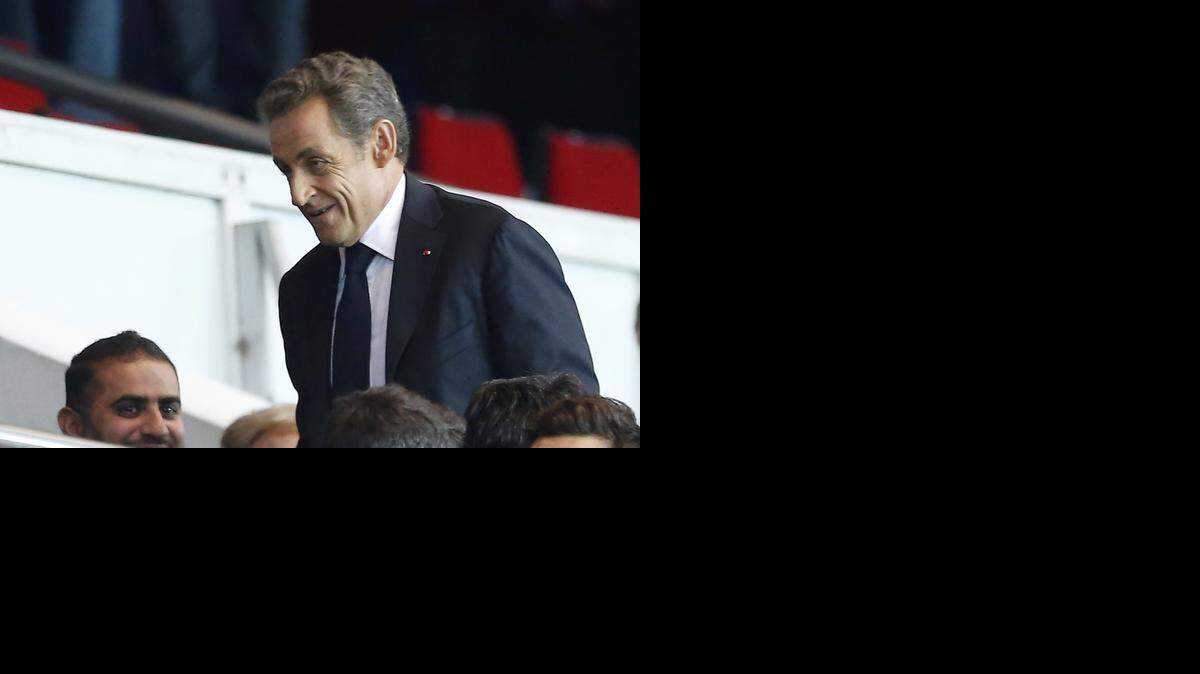 
El ex presidente frances Nicolas Sarkozy arriba a un encuentro de fútbol el domingo en el estadio de París.


