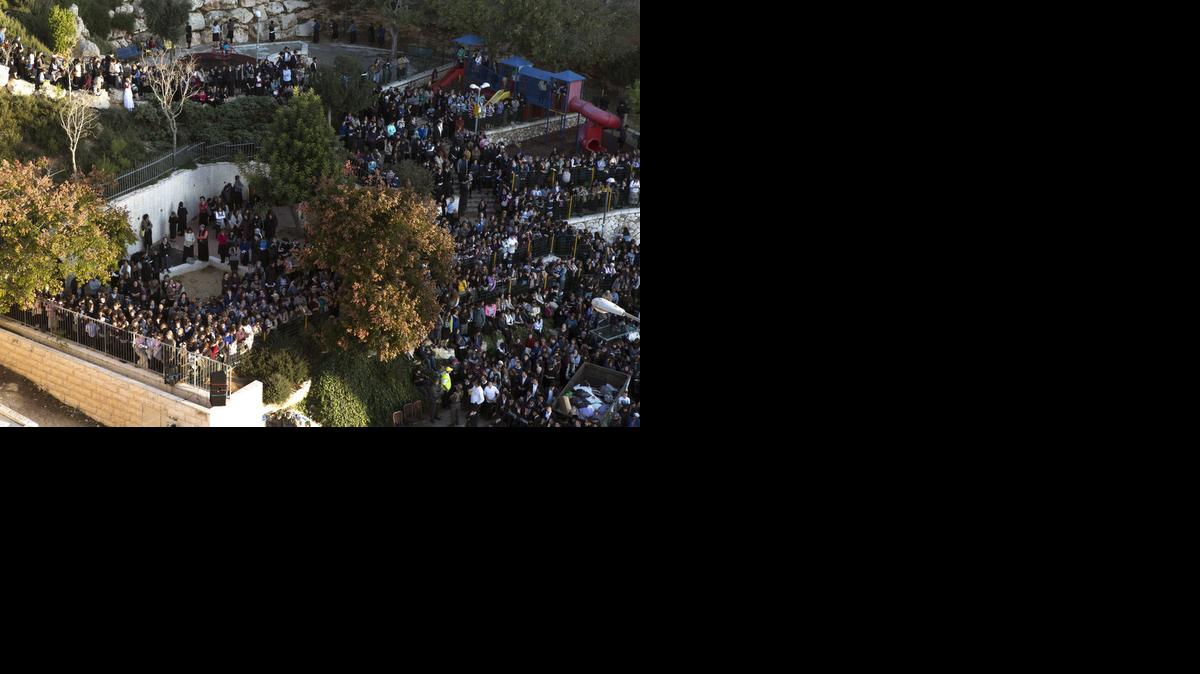 
Cientos de judíos ultraortodoxos se reúnen para el funeral de los cuatro religiosos asesinados en la sinagoga y Yeshiva (escuela rabínica) en el barrio ortodoxo de Har Nof en Jerusalén el martes. 
