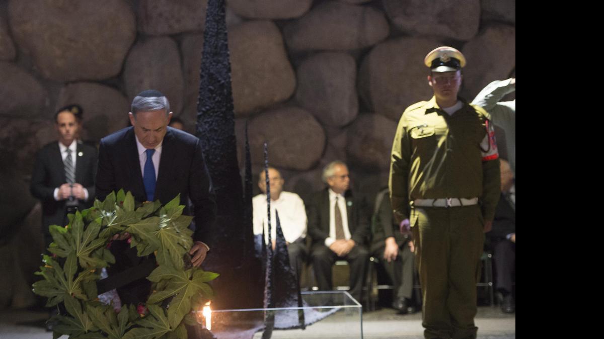 
El primer ministro israelí, Benjamin Netanyahu (izq.), mientras deposita una corona de flores en el Museo Yad Vashem durante la jornada nacional en recuerdo a las víctimas del Holocausto, el jueves, en Jerusalén, Israel. 
