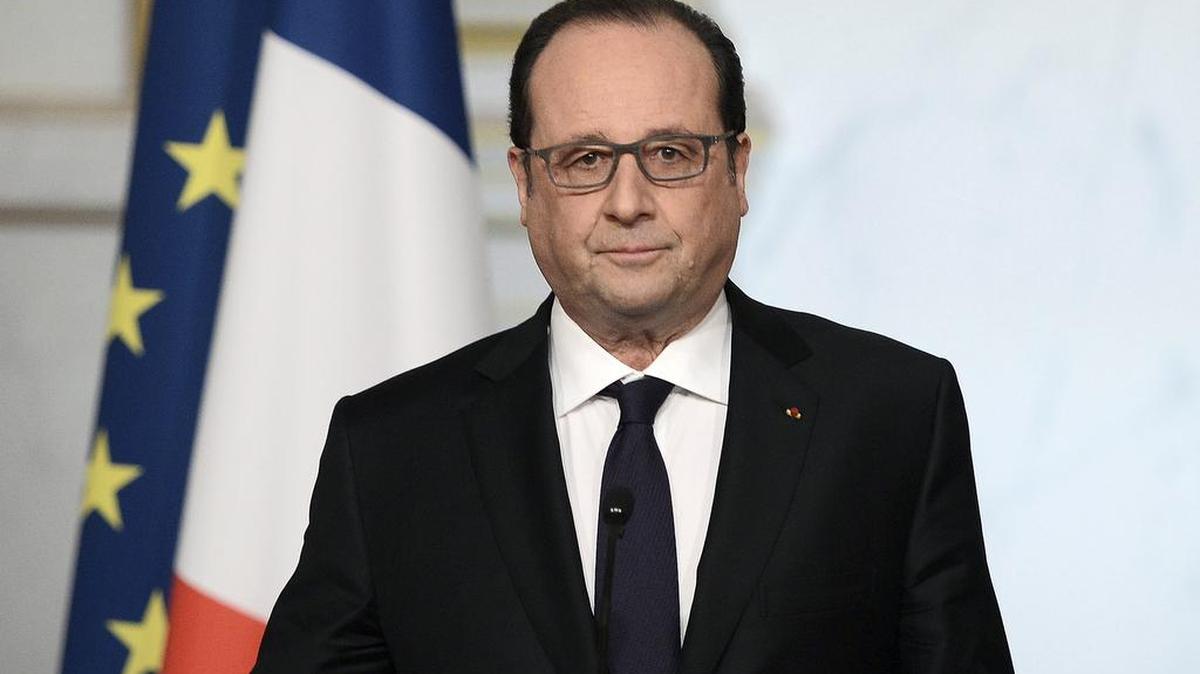 El presidente francés, Francois Hollande, pronuncia un discurso después de la reunión semanal del gabinete, el miércoles, 30 de marzo, en París. Hollande ha decidido abandonar un proyecto de ley que habría retirado la ciudadanía a terroristas condenados y endurecido el estado de emergencia en el país.