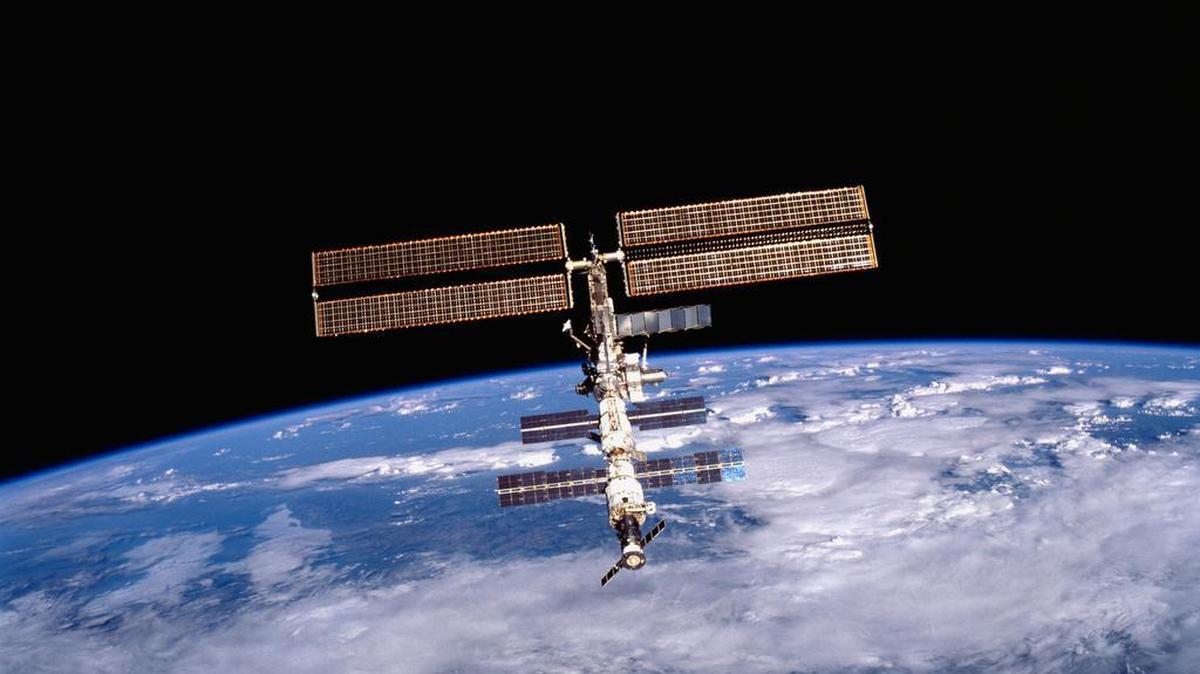 En foto de agosto del 2001,vista de la Estación Espacial Internacional y de la Tierra.