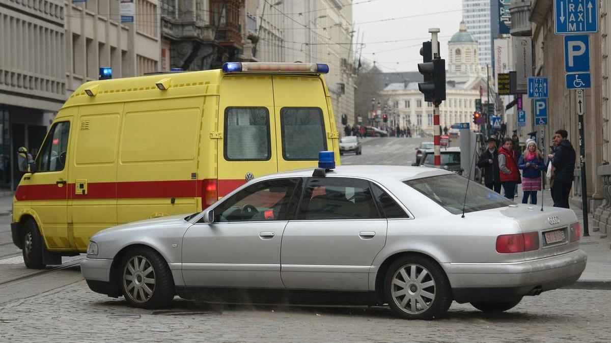 El sábado por la mañana, la policía sacó en ambulancia a los dos hombres del hospital, según el alcalde de Bruselas, Yvan Mayeur.