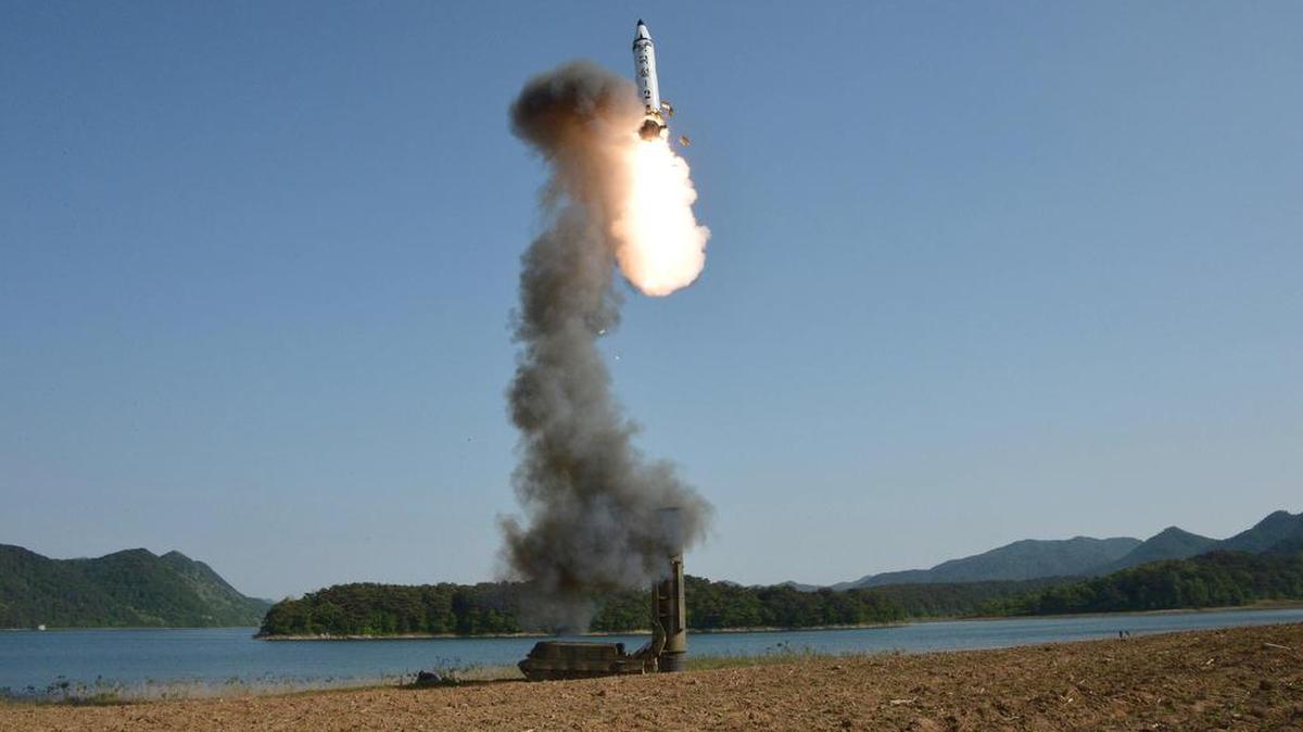 Una imagen sin fecha puesta a disposición por la agencia de noticias oficial norcoreana KCNA el 22 de mayo de 2017 muestra una prueba de un misil balístico estratégico de alcance medio a largo Pukguksong-2 en un lugar no revelado en Corea del Norte.