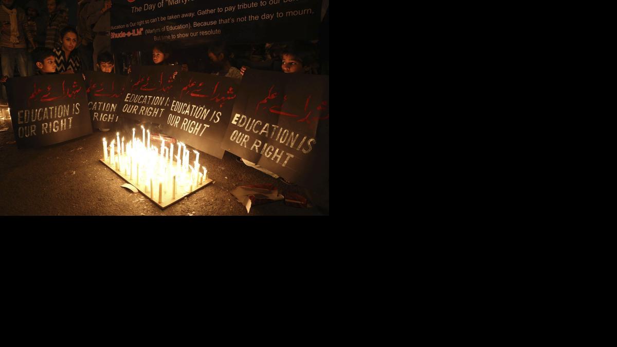 <cutline_leadin>Unos niños</cutline_leadin> sostienen carteles en los que se lee ‘la educación es nuestro derecho’ en la ciudad de Karachi, durante una vigilia en memoria de las víctimas del ataque talibán perpetrado ayer en un colegio en Peshawar.<252><252>