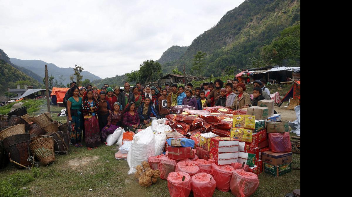 
Lugareños posan para una foto de familia tras la llegada de ayuda humanitaria en la localidad de Baluwa, Nepal, el viernes. El último recuento oficial de muertos por el terremoto que el pasado sábado devastó muchas zonas de Nepal superó los 6,200 y el de heridos alcanza casi los 14,000. 
