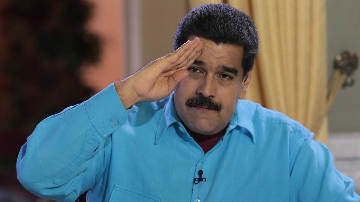 Fotografia cedida por prensa de Miraflores del presidente venezolano, Nicolás Maduro, quien participa en su programa de televisión "En Contacto Con Maduro" el martes 7 de junio de 2016, en Caracas (Venezuela).