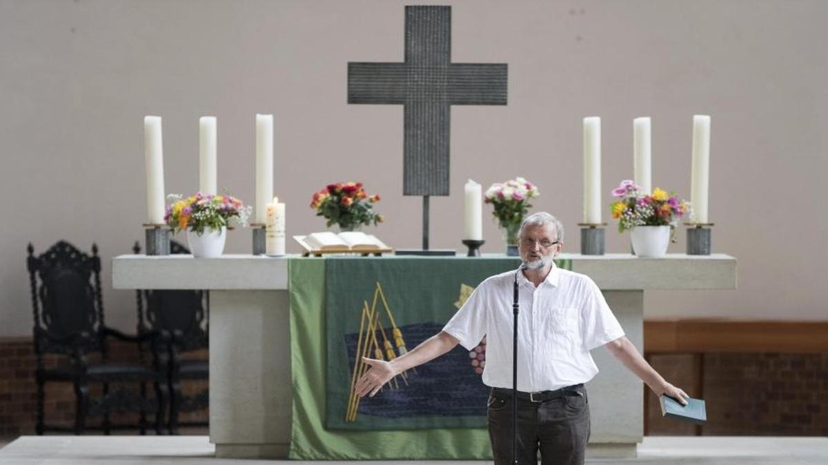 El cura Christian Zeiske de la iglesia Gethsemane se dirige a su comunidad con motivo de la detención del periodista y activista por los derechos humanos alemán, Peter Steudtner en Prenzlauer Berg, en Berlín, Alemania, el 24 de julio de 2017. La policía turca detuvo el 6 de julio a 10 activistas, entre ellos la directora de la rama turca de Amnistía Internacional (AI), Idil Eser, el ciudadano sueco Ali Garawi y el alemán Peter Steudtner, durante un taller sobre seguridad informática, y el martes pasado, seis de ellos ingresaron en prisión preventiva. A partir del 27 de julio la iglesia abrirá todos los días media hora para invitar a los partidarios de Steudtner para rezar por su liberación.