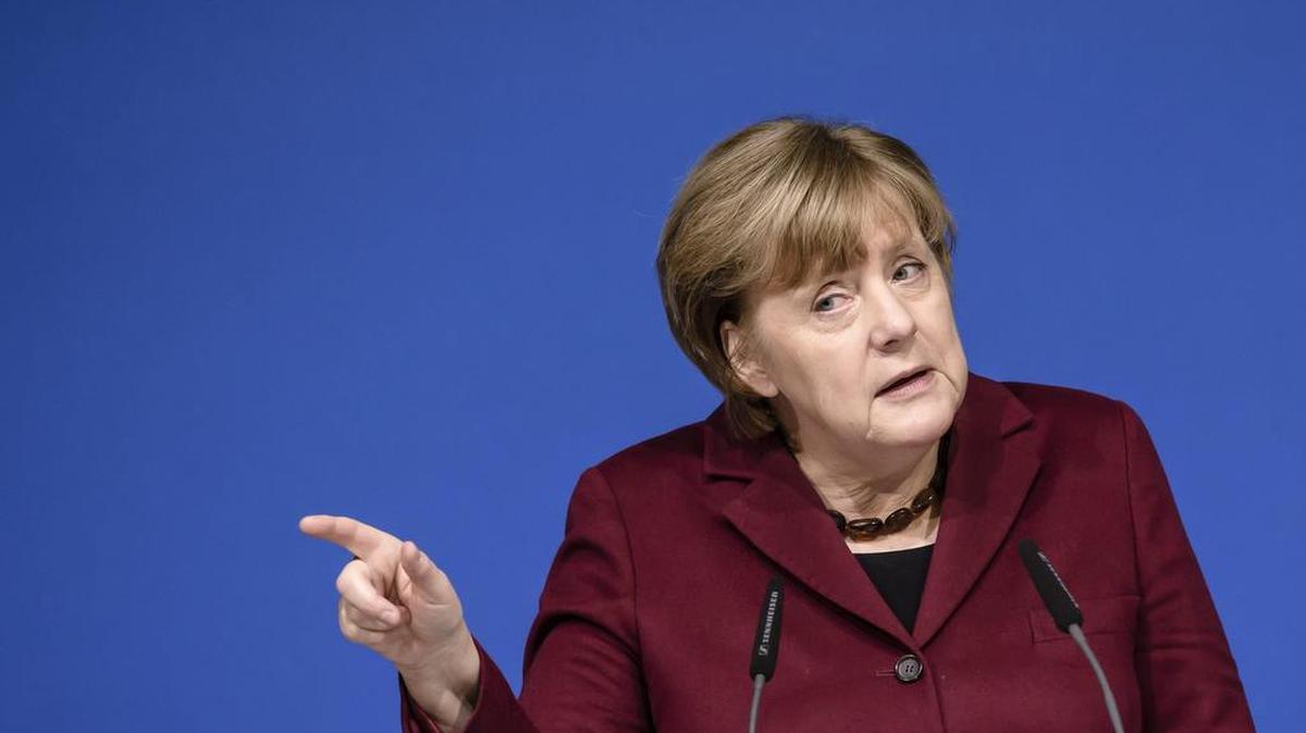 La canciller alemana Angela Merkel da un discurso durante una reunión de su partido político, el sábado en Grimmen, Alemania.