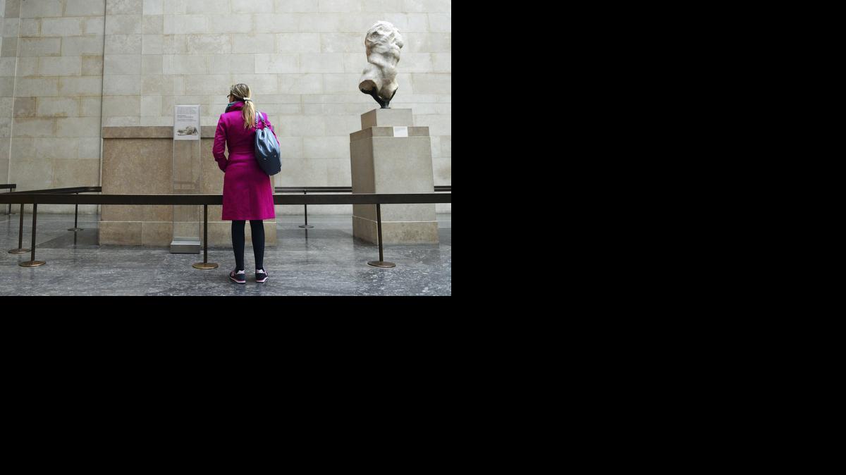 
Una visitante lee la nota explicativa colocada junto al pedestal vacío de una escultura sin cabeza del dios fluvial Ilissos, que forma parte de la colección conocida como los Mármoles de Elgin, en el Museo Británico, el viernes.


