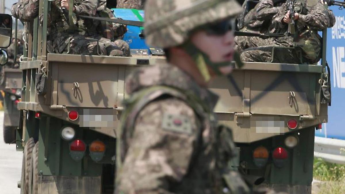 
Fuerzas militares surcoreanas el domingo en un puente fronterizo con Norcorea. 
