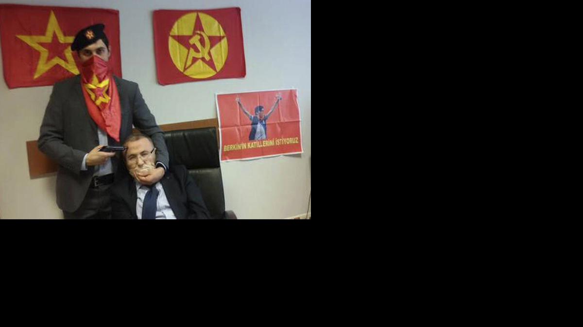 <cutline_leadin>Foto de</cutline_leadin> Twitter publicada por el partido DHKP-C que muestra a alguien apuntando a la cabeza del fiscal, <italic></italic>Mehmet Selim Kiraz, en Estambul, Turquía, el martes.<252><252>