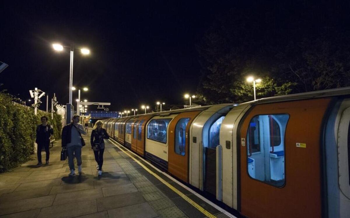 Pasajeros desembarcan del “Night Tube” en la estación de Leyton.