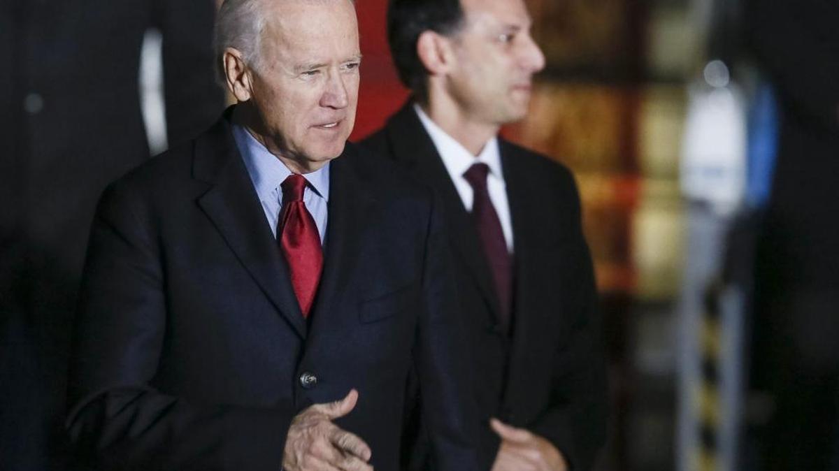 El vicepresidente estadounidense Joe Biden (izq.) llega este domingo a Kiev, Ucrania, en una visita oficial de dos días.