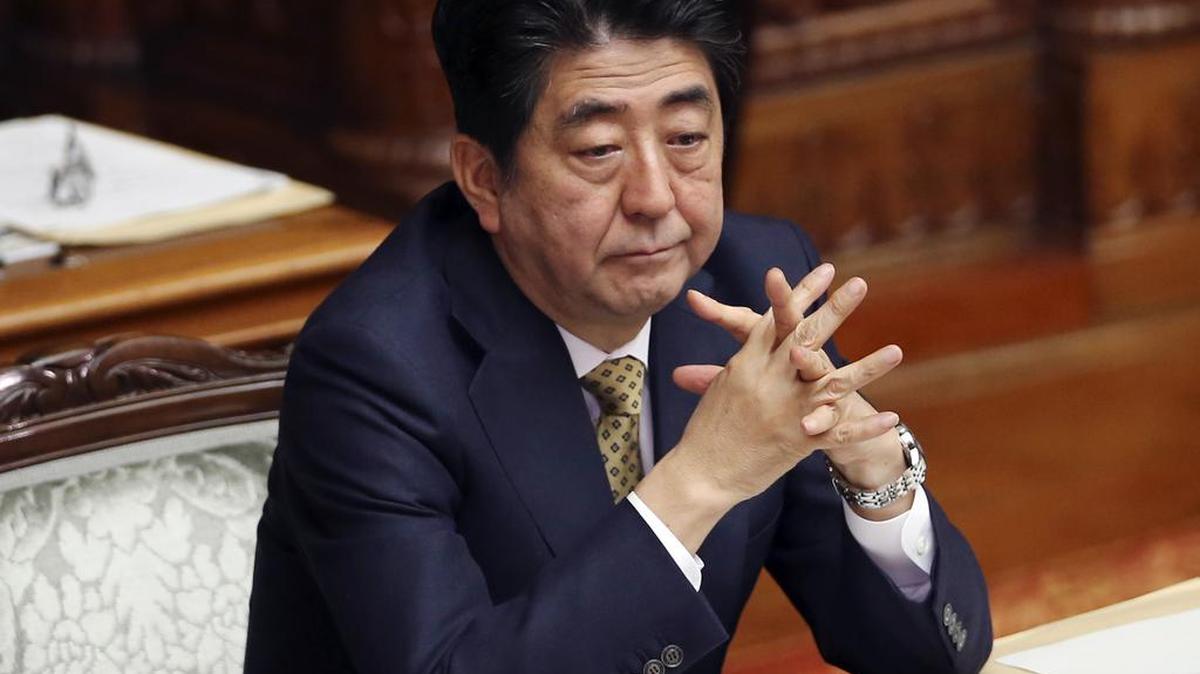 
El primer ministro de Japón, Shinzo Abe, durante una reunión con altos jefes militares de Tokio a finales de julio.
