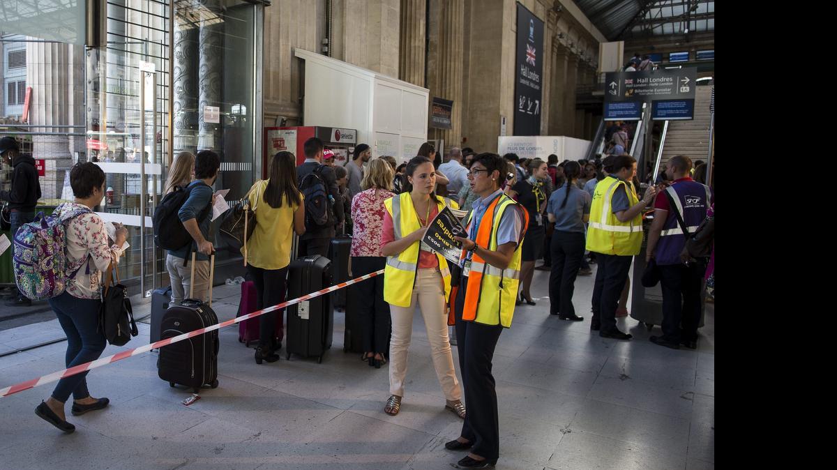 
El túnel ferroviario que conecta Francia con el Reino Unido bajo el Canal de la Mancha reabrió el martes al tráfico tras el cierre provocado por la protesta de los empleados de la compañía de ferris MyFerryLink.

