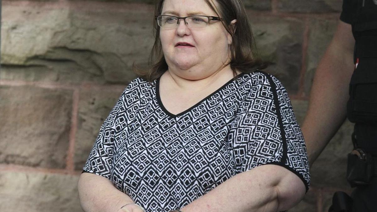 Elizabeth Wettlaufer es escoltada por la policía al salir del juzgado en Woodstock, Ontario, el lunes 26 de junio de 2017.