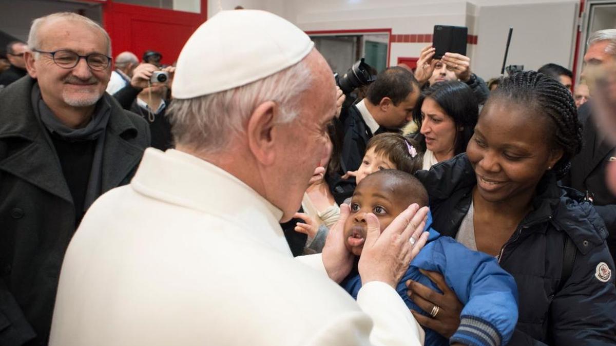 Francisco saluda a un niño en una institución de caridad, en Roma, el viernes, 18 de diciembre de 2015.