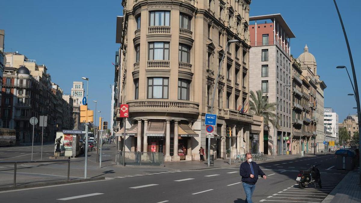 Un hombre cruza una calle en Barcelona, el 14 de abril del 2020.