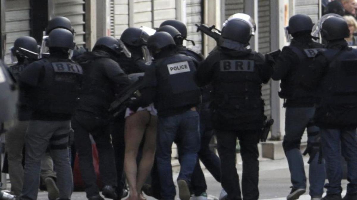 La policía detiene a un sospechoso durante una operación en Saint Denis cerca de París, el miércoles 18 de noviembre de 2015.
