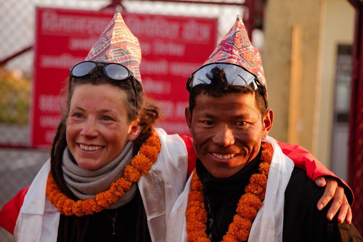 Kristin Harila y su guía Tenjin Sherpa, fueron recibidos como héroes en el aeropuerto de Katmandú, donde cientos de alpinistas, funcionarios gubernamentales y aficionados los recibieron con vítores y guirnaldas de flores.