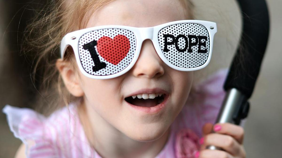 
Una niña muestra su cariño por el Papa con unos lentes que dice “Yo adoro al Papa), en Philadelphia, Pennsylvania.
