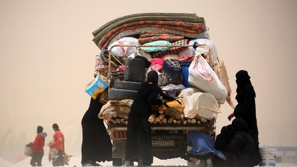 Sirios desplazados por el Estado Islámico de la ciudad de Raqa se establecen en un campamento temporal en el pueblo sirio Ain Issa, el viernes 19 de mayo de 2017.