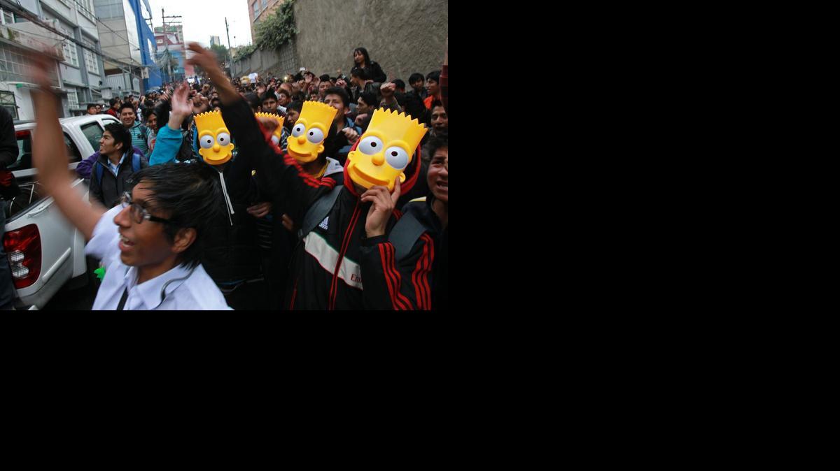 
Jóvenes bolivianos participan en una manifestación para pedir el regreso de las emisiones de la serie televisiva Los Simpson este viernes, 6 de febrero de 2015, en La Paz (Bolivia). Un canal de televisión de Bolivia anunció el sábado 7 de febrero de 2015, que reemitirá la serie de animación Los Simpsons y ampliará su horario, tras la movilización que protagonizaron anoche centenares de fanáticos convocados por las redes sociales para exigir los cambios.
