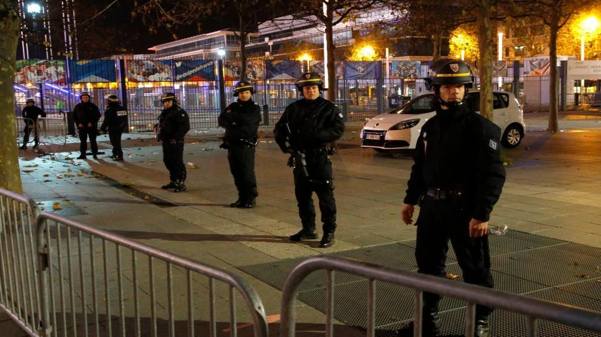 La policia vigila el estadio Stade de France durante un juego contra Alemania el pasado noviembre.