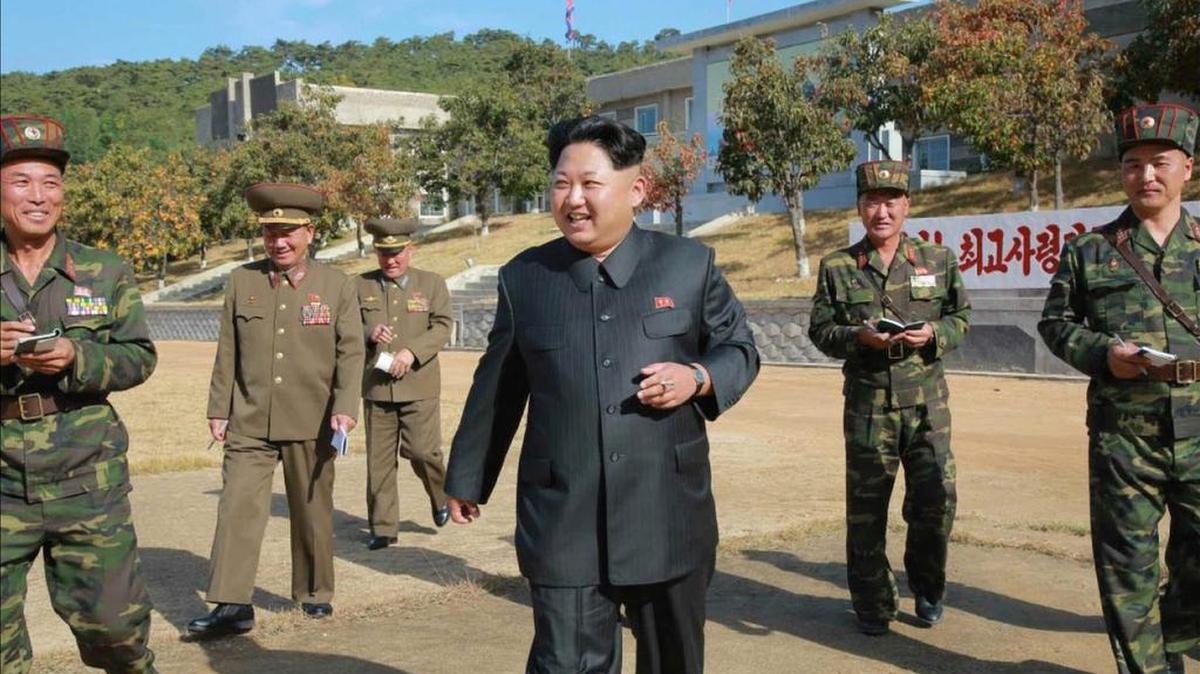 Fotografía sin fecha provista por Rodong Sinmun, el periódico del gobernante Partido de los Trabajadores, el viernes 16 de octubre de 2015, que muestra al líder norcoreano Kim Jong-un (c) mientras camina junto a soldados norcoreanos durante una visita a la unidad militar #350, en una ubicación desconocida del país.